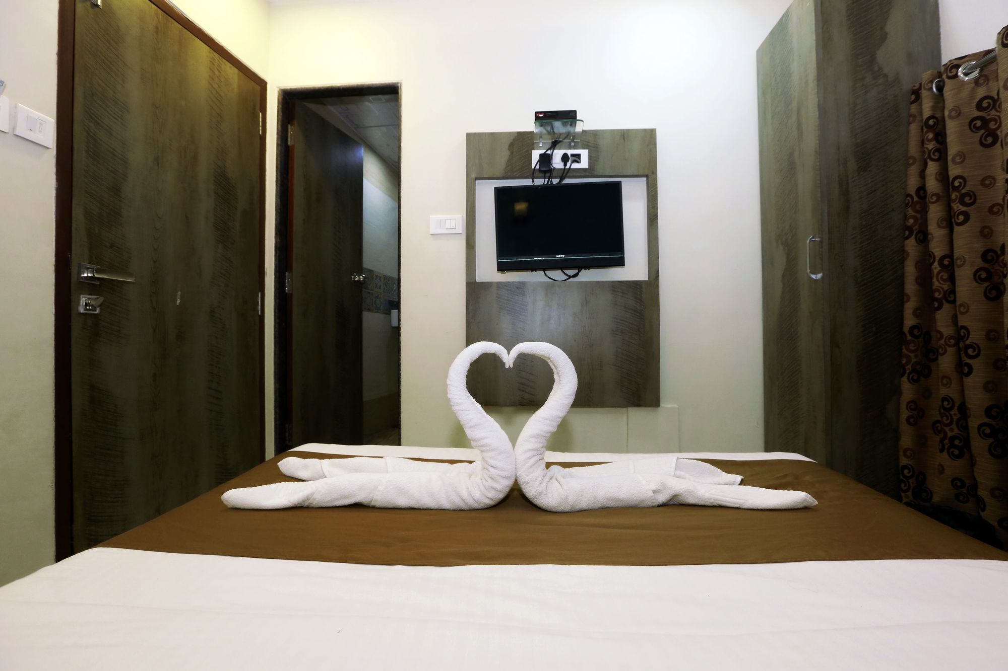 Hotel Grace Inn Мумбаи Экстерьер фото