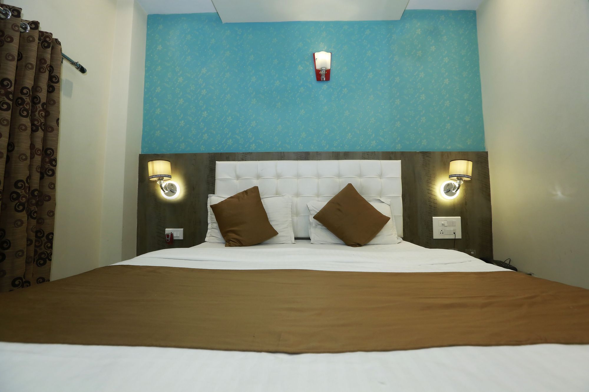 Hotel Grace Inn Мумбаи Экстерьер фото