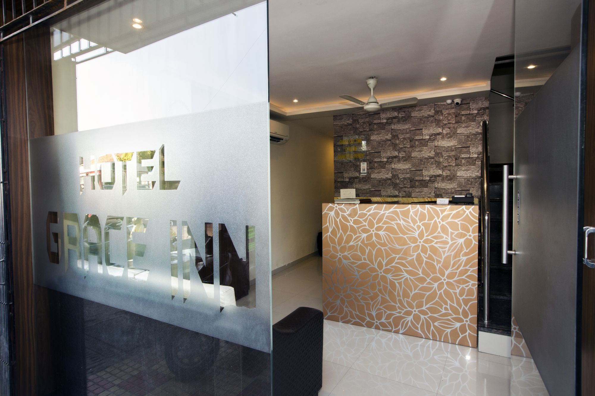 Hotel Grace Inn Мумбаи Экстерьер фото