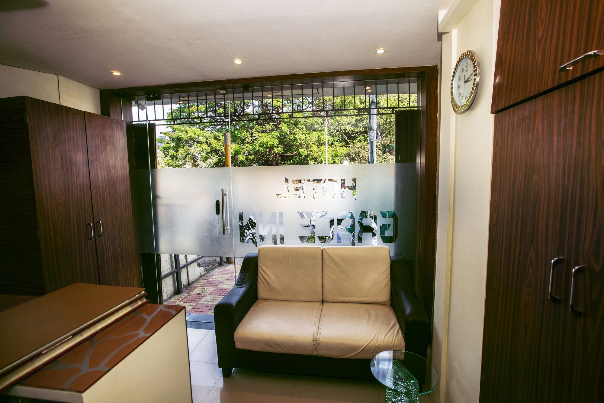 Hotel Grace Inn Мумбаи Экстерьер фото
